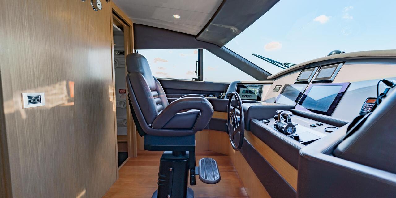 Ferretti Yachts 83