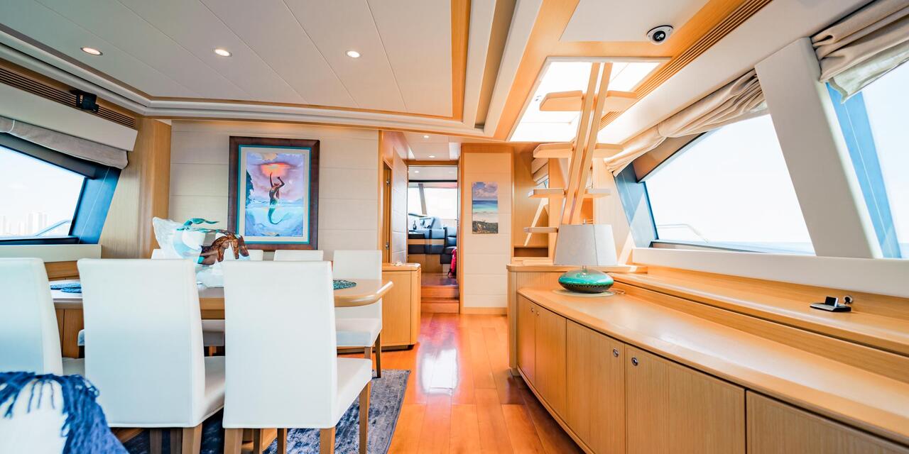 Ferretti Yachts 83