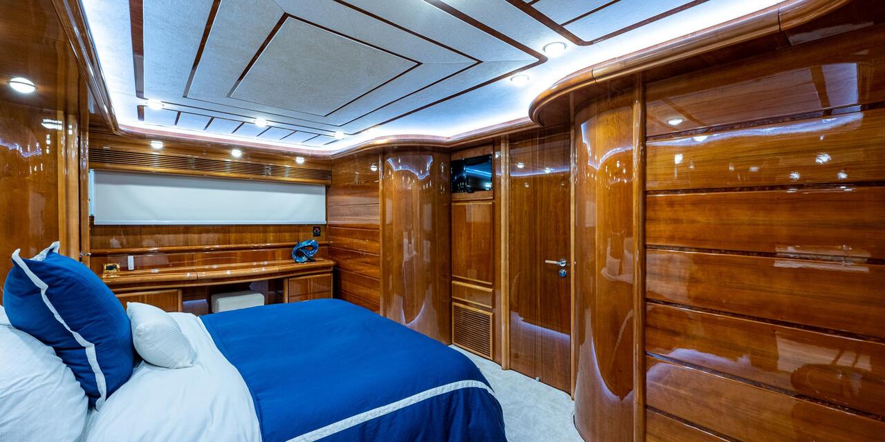 Ferretti Yachts 94 Raised Pilot House