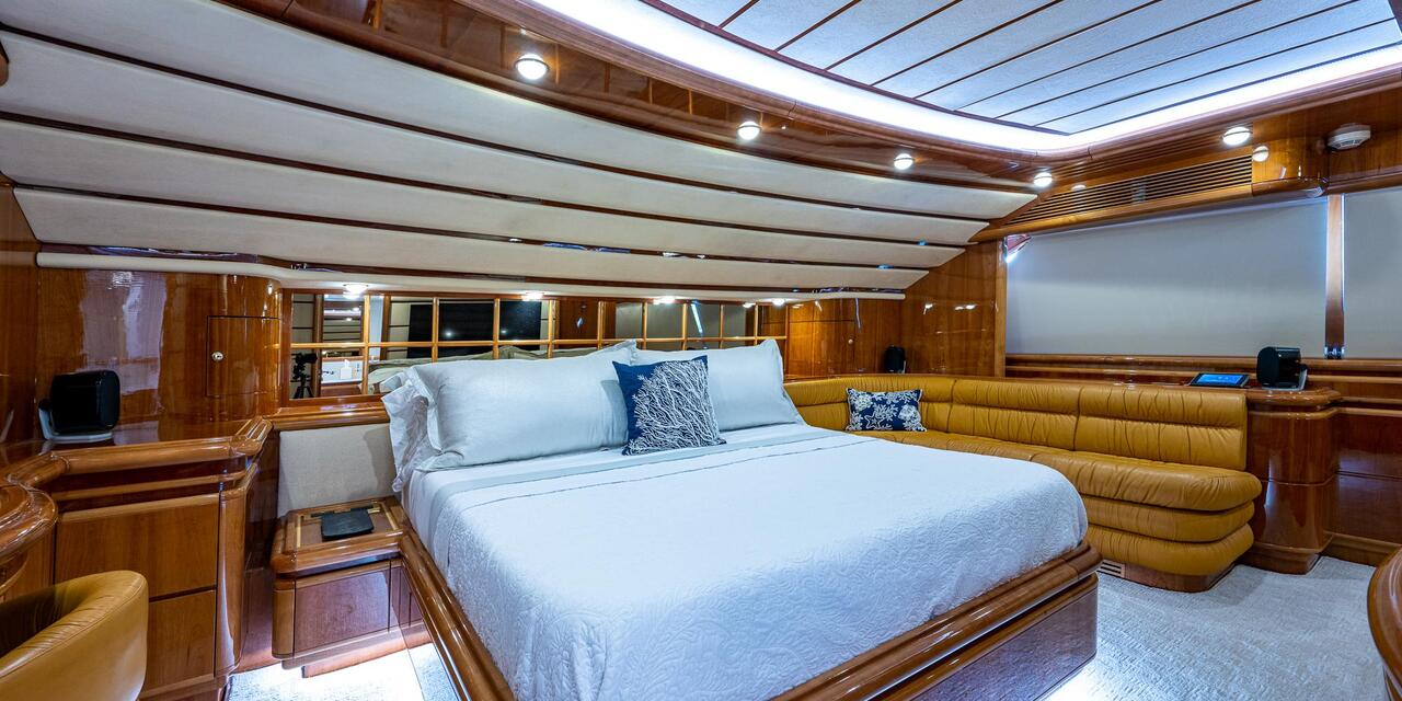 Ferretti Yachts 94 Raised Pilot House