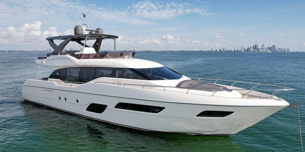 Ferretti Yachts 700