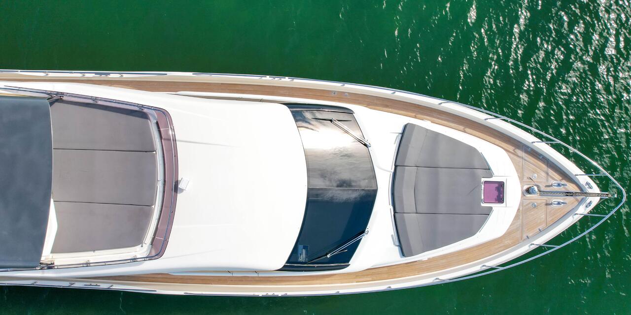 Ferretti Yachts 700