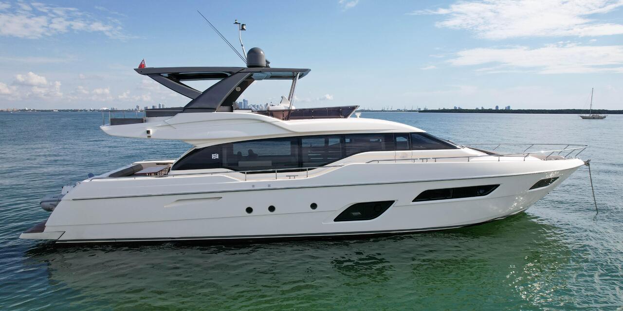 Ferretti Yachts 700