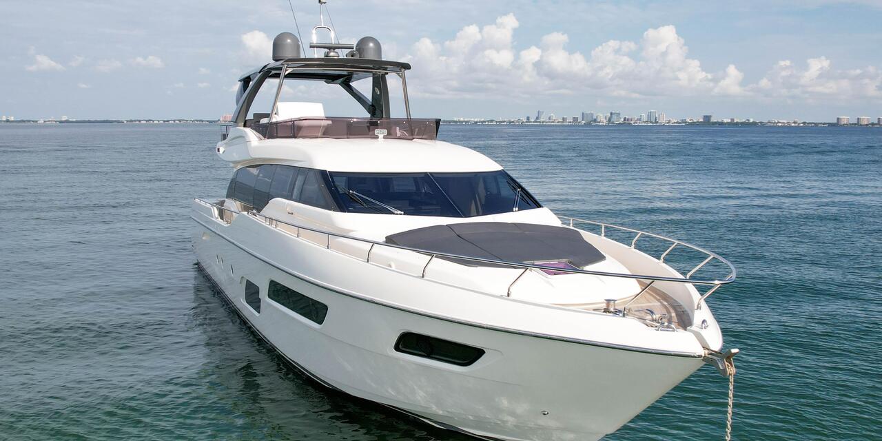 Ferretti Yachts 700