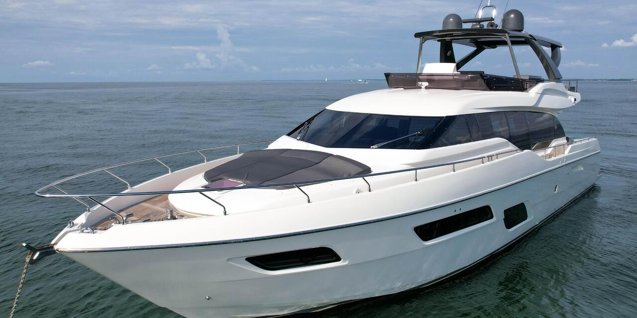 Ferretti Yachts 700