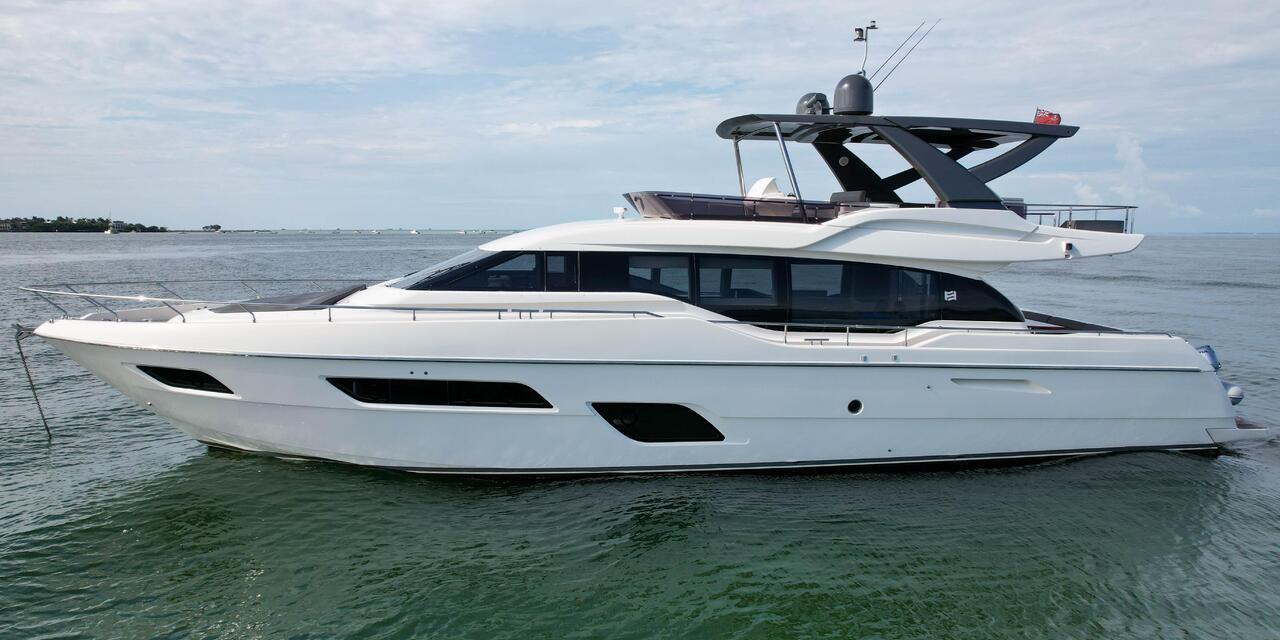 Ferretti Yachts 700