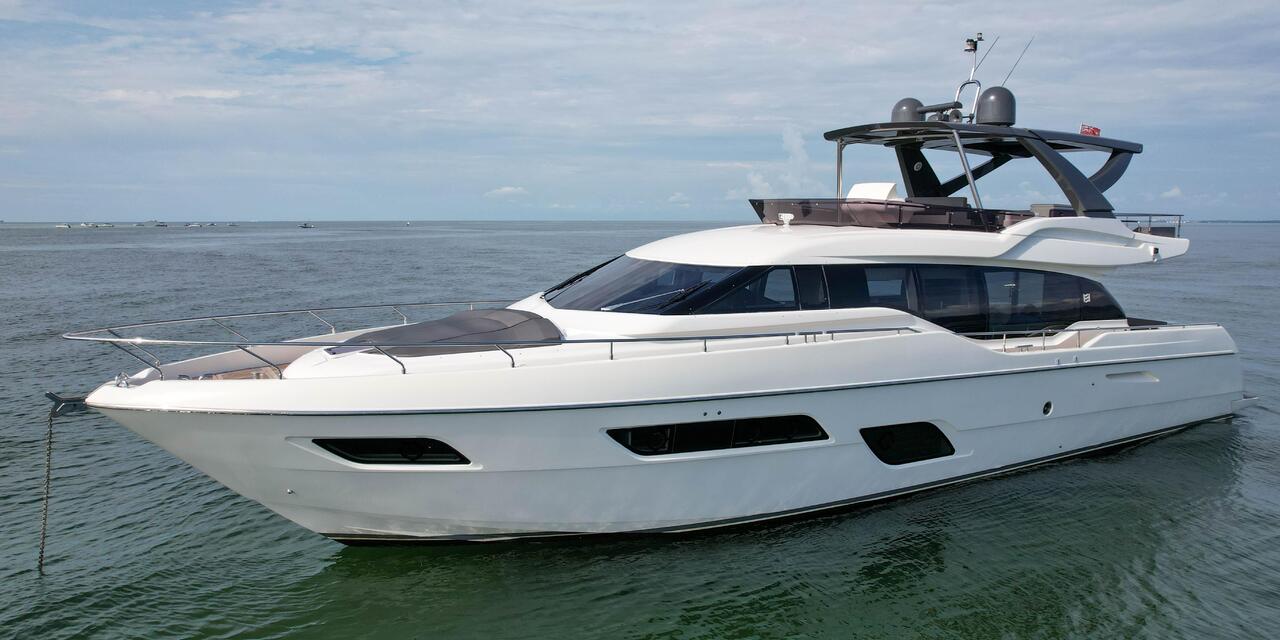 Ferretti Yachts 700