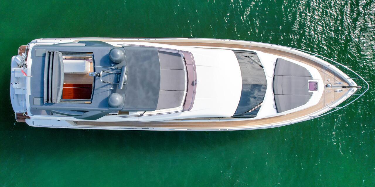 Ferretti Yachts 700