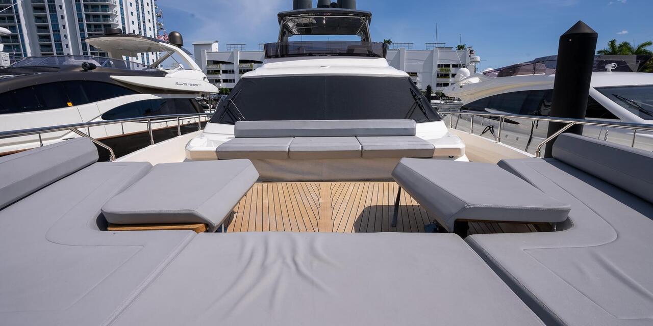 Ferretti Yachts 670