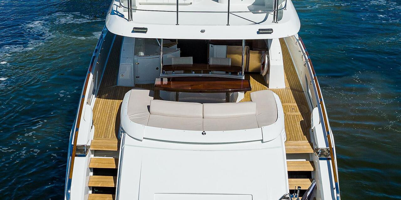 Lazzara Flybridge