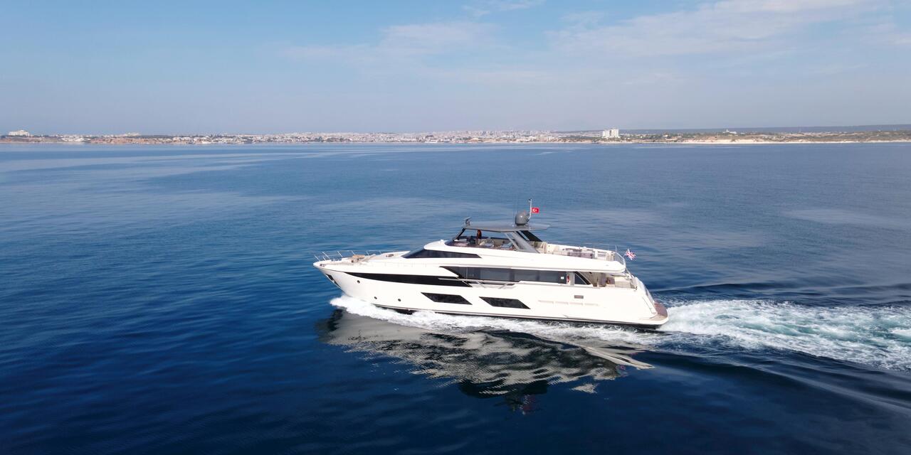 Ferretti Yachts 920