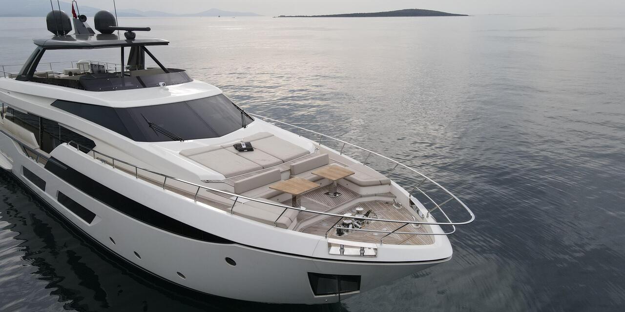 Ferretti Yachts 920