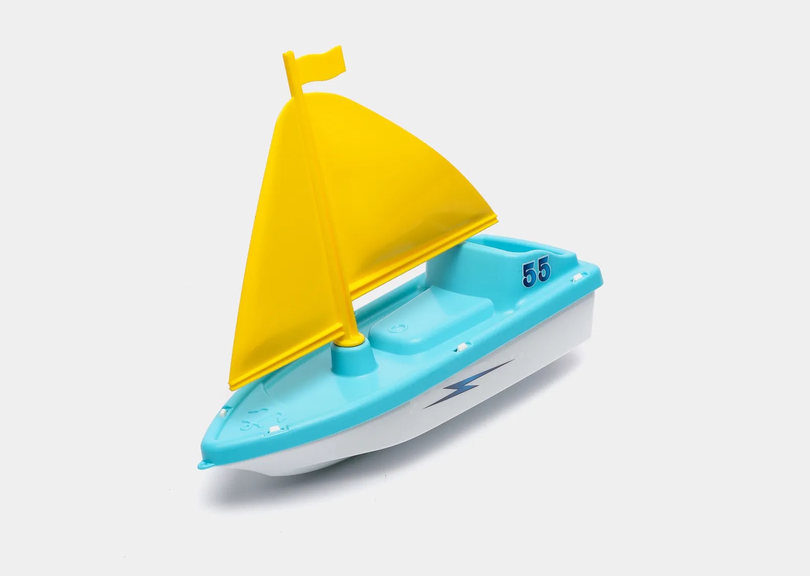 игрушечная яхта с голубой палубой и желтым парусом