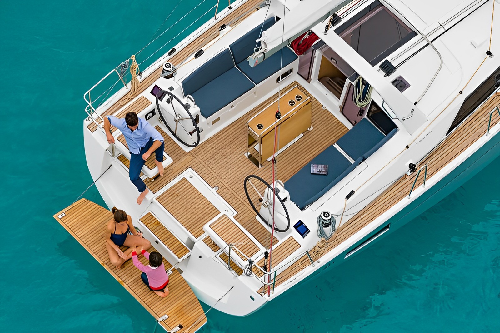 яхта beneteau вид сверху, мужчина, девушка и ребенок