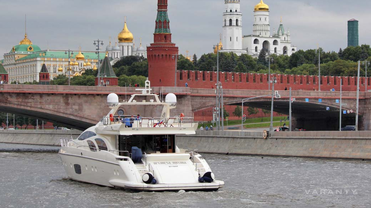 яхта в москве, яхта в москве реке, яхта возле церкви